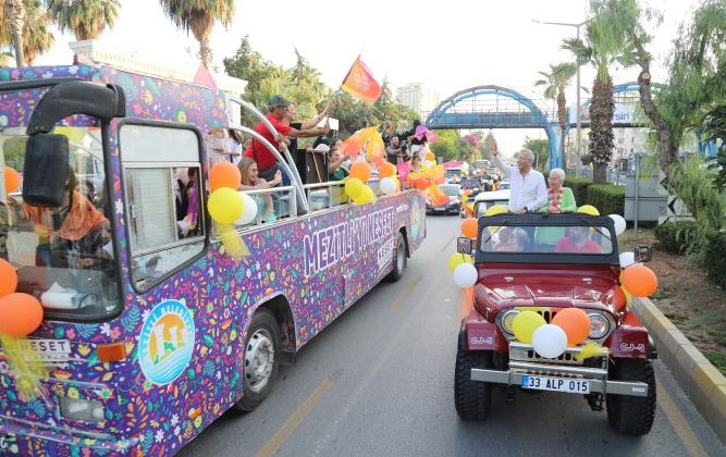 Mersin’in en büyük festivali renkli kortejle başladı