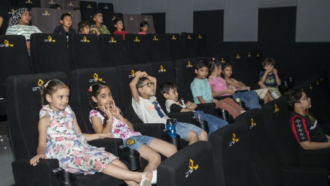 İlk defa sinemada film izleyip hamburger yediler