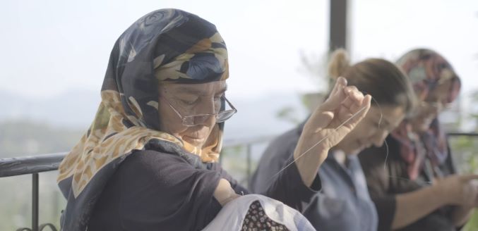 Tek eliyle iğne oyası yaparak, geçimini sağlıyor!