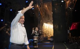 Mersinliler 30 Ağustos coşkusunu Derya Uluğ ve Onur Akın şarkılarıyla yaşadı