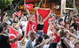 Mezitlililer Atatürk’ün kızlarını dev ekranda izledi