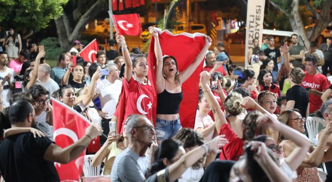 Mezitlililer Atatürk’ün kızlarını dev ekranda izledi