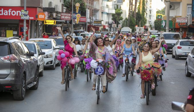 Süslü Kadınlar, bisiklet farkındalığı için pedal çevirdi