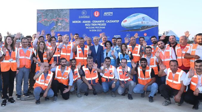 Ulaştırma Bakanı Uraloğlu, Mersin-Adana-Osmaniye-Gaziantep Hızlı Tren Hattı’nda incelemelerde bulundu