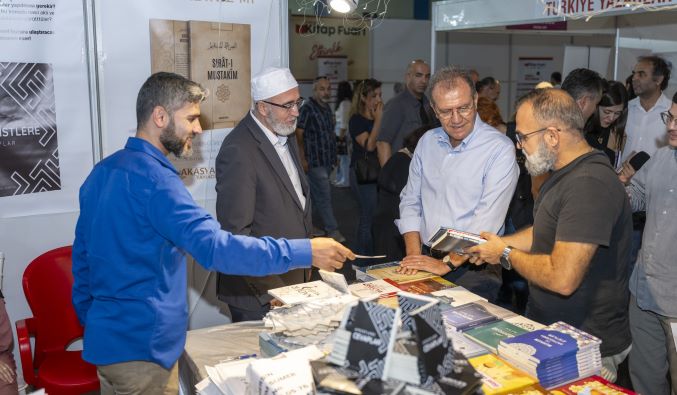 Başkan Seçer “8. CNR Mersin Kitap Fuarı’nı” ziyaret etti
