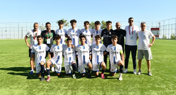 Yenişehir Belediyesi U16 Futbol Takımı namağlup lider