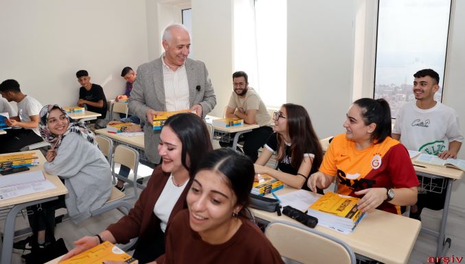 Akdeniz belediyesi’nin eğitim desteğinde ilk taksit hesaplara yatırılıyor