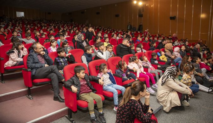 Çocuklar, Büyükşehir sayesinde tiyatro izlemenin tadını çıkarıyor