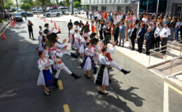 Romanya halk dansları topluluğu’ndan Seçer’e sürpriz