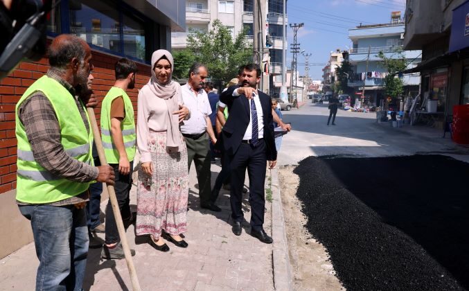 Akdeniz’in Eş Başkanları Sarıyıldız ve Arslan, asfalt kaplama çalışmasını yerinde inceledi