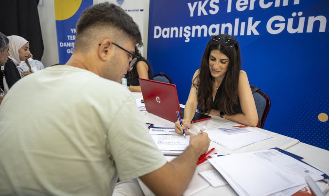 Büyükşehir’in uzman kadrosu doğru ve bilinçli tercih yapması için gençlere destek oluyor