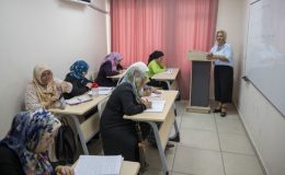 Kadınlar Büyükşehir’in sıralarında okuma yazma öğreniyor