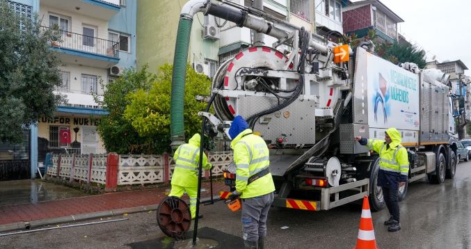 MESKİ’nin yağmursuyu timleri oluşabilecek problemleri hızlıca önlüyor