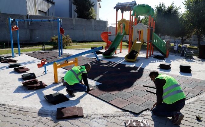 Akdeniz Belediyesi parkları daha güvenli hale getiriyor