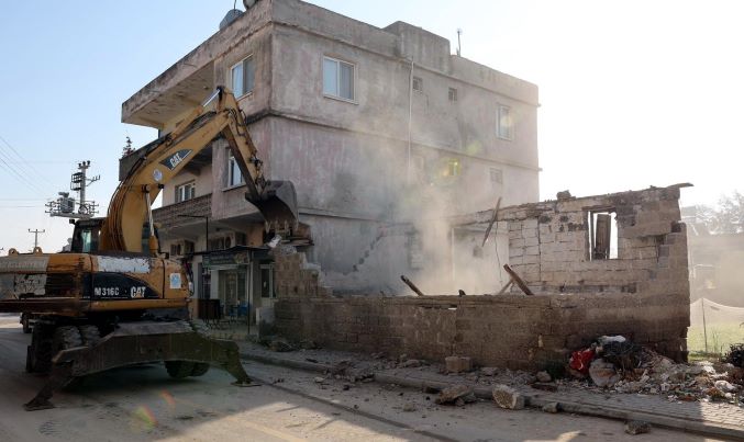 Akdeniz belediyesi metruk binaları yıkıyor
