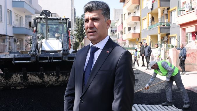 Akdeniz Kaymakamı ve Belediye Başkan Vekili Zeyit Şener, yenimahalle’de asfaltlama çalışmalarını denetledi