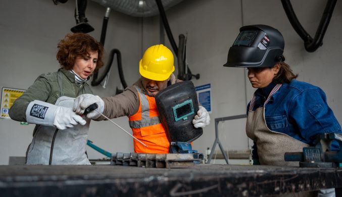 Ellerinde çekiç ile Mersin’in kadın ustaları yetişiyor