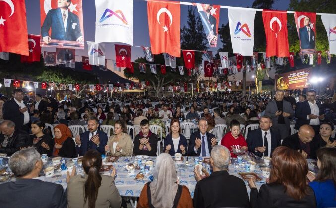 Seçer, Silifke’de vatandaşlarla iftar yaptı
