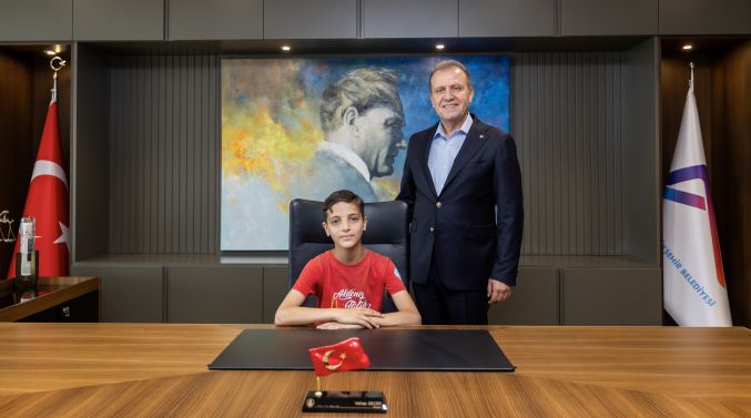 Seçer makamını öğrencilere devretti