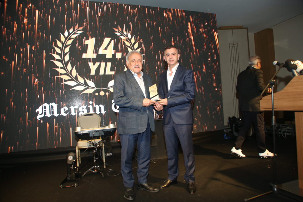 Mahmut Arslan’a “Türkiye’yi Dünya’ya Tanıtan Başarılı İş İnsanı Plaketi”