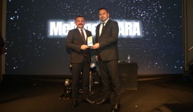 Mersin Times’tan Mehmet Kara’ya Yılın En Başarılı Eğitimci Plaketi Verildi  