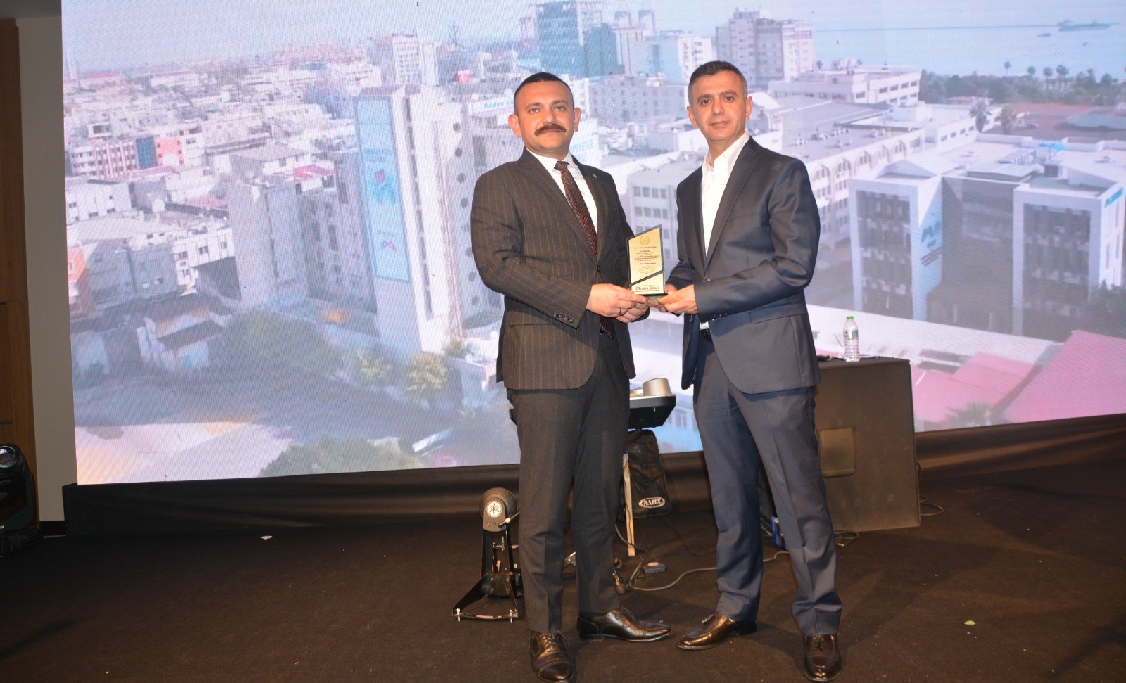 Başkan Seçer’e “Mersin’e Vizyon Sağlayan Belediye Başkanı” plaketi verildi