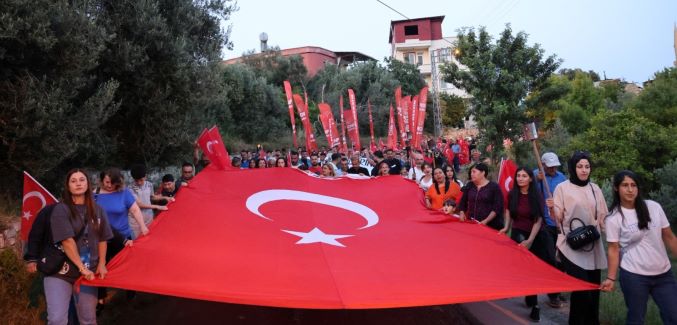 Toroslar’da 19 Mayıs coşkusu, meşalelerle yürüdüler