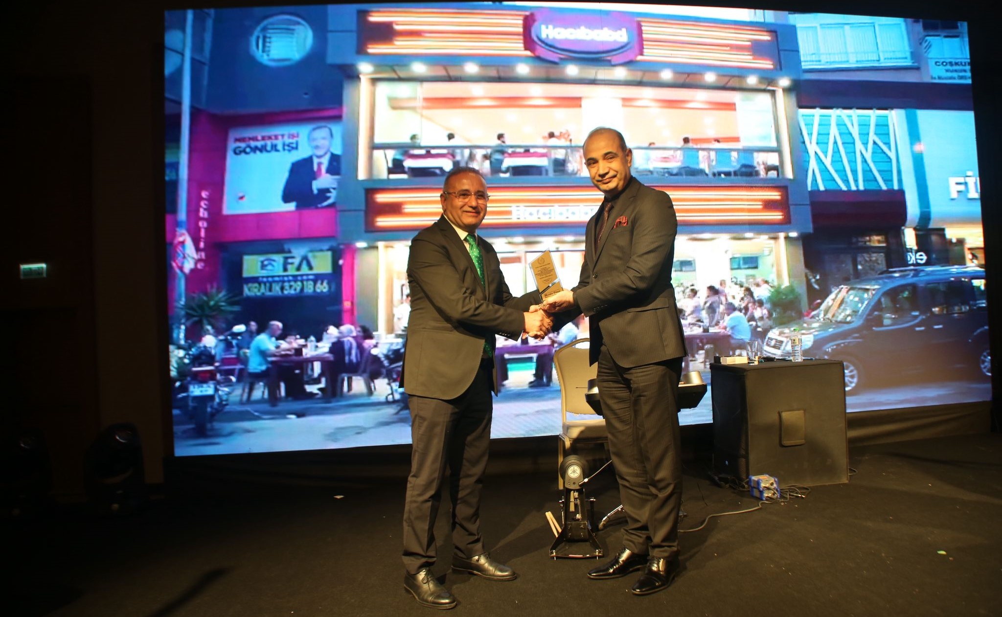 Mersin Times Gazetesinden Hacıbaba Ailesine plaket