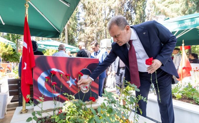 Seçer, Bayram arifesinde Şehitliği ziyaret etti, protokolle bayramlaştı