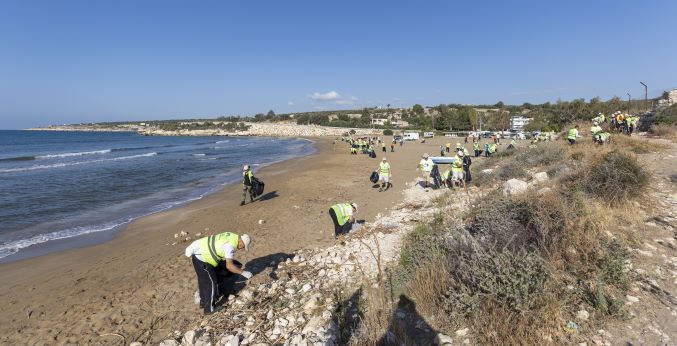 Büyükşehir ile çevre gönüllüleri Ayaş sahilini temizledi