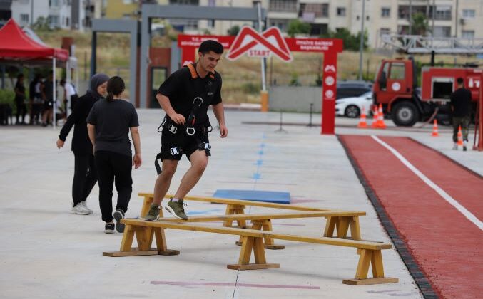 İtfaiye Eri adayları parkur sınavına hazırlanıyor