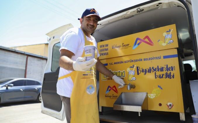 Büyükşehir buz gibi limonata dağıtımlarına başladı