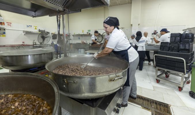 Büyükşehir’in aşhanelerinde tencereler paylaşım için kaynıyor