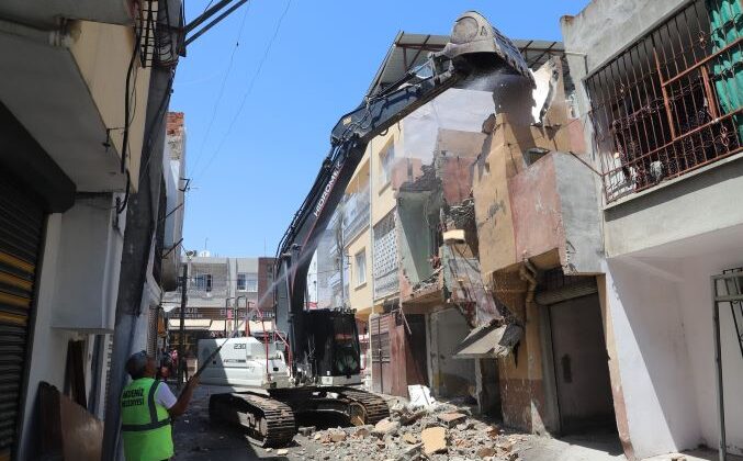 Akdeniz’de metruk yapılarla mücadele devam ediyor