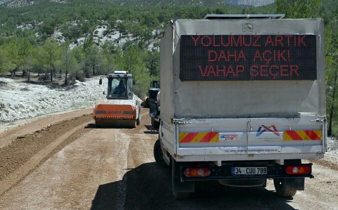 Büyükşehir  Mut’ta 9 köyü birbirine bağlayan grup yolunu yeniledi