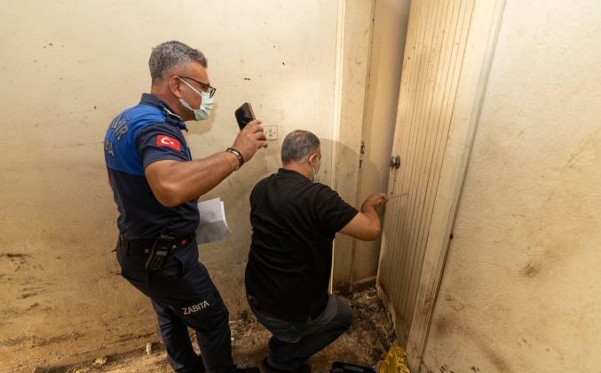 Yenişehir Belediyesi “çöp ev” niteliğindeki meskenden 10 kamyon çöp çıkardı