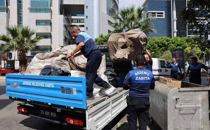 Akdeniz Belediyesi’nden kaldırım işgallerine sıkı denetim