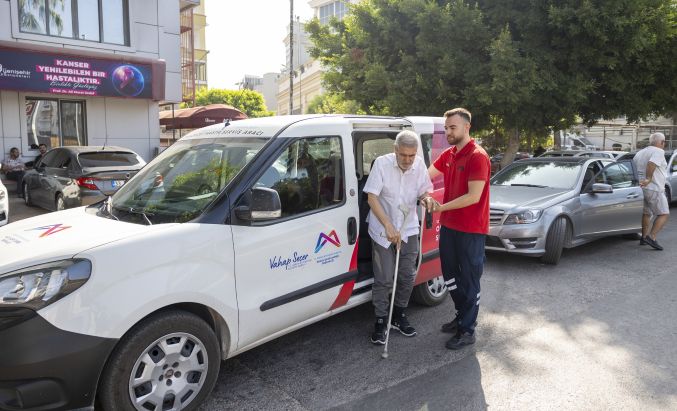 Onkoloji hastalarına ücretsiz servis hizmeti veriyor