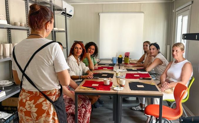 Yenişehir Belediyesinden kadınlara yönelik seramik sanatı eğitimi