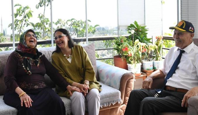 Valinin eşi Dudu İrem Toros, Kıbrıs Gazisi Musa Sağ ve ziyaret etti