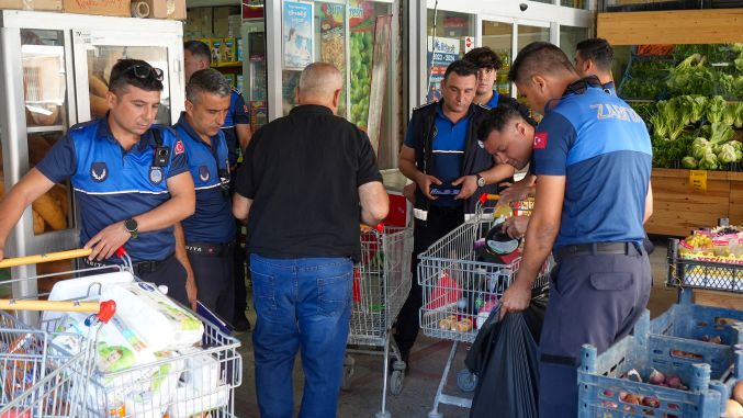 Tarsus’ta zabıtası denetimlerde tespit edilen sağlıksız ürünler imha edildi