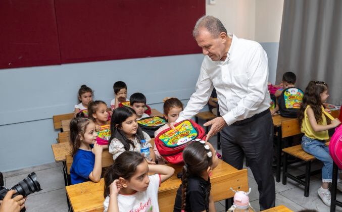 1. Sınıf öğrencilerinin ilk çantaları Başkan Seçer’den