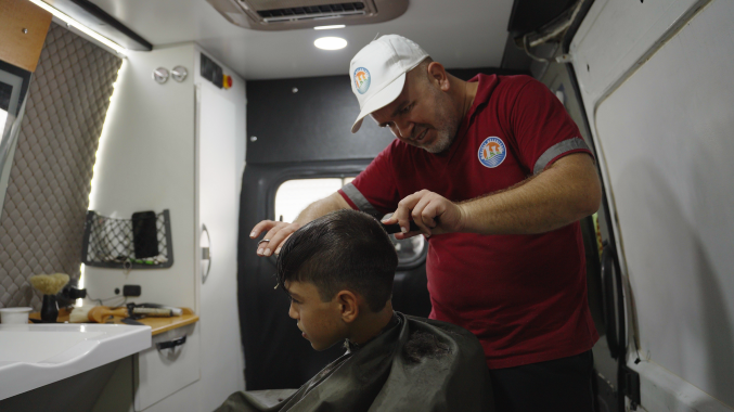 Mezitli’de öğrencilere okul öncesi mobil kuaför hizmeti