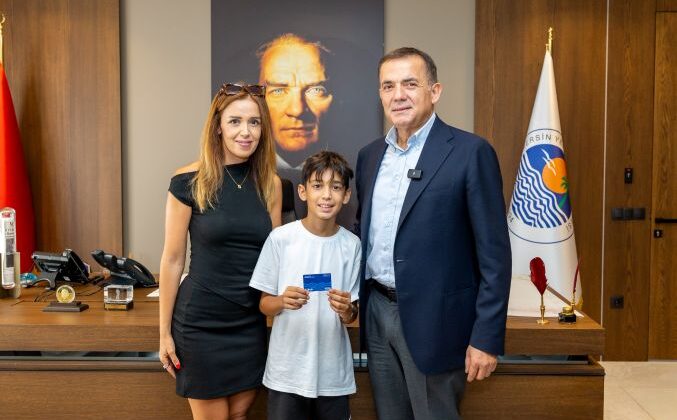 Başkan Abdullah Özyiğit, minik çevreci Aras Kayretli ile buluştu