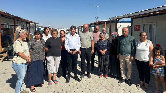 Milletvekili Bozan, Adıyaman’da konteyner kenttin de ki  depremzedeleri ziyaret etti