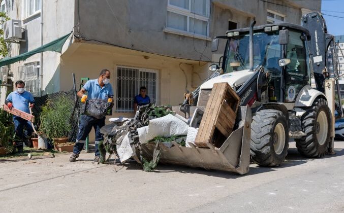 Yenişehir Belediyesi “çöp ev” niteliğindeki meskenden bir kamyon çöp çıkardı