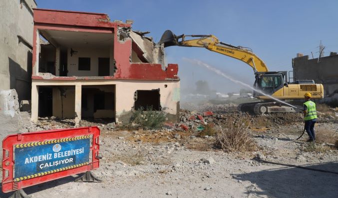 Kamulaştırılan ve TOKİ Rezerv alanında kalan eski ve boş yapıların yıkım çalışmaları devam ediyor