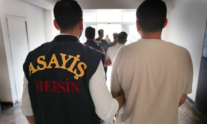 Sahte savcı ve polis yakalandı; 2 milyon 600 bin TL’lik altın ve döviz ele geçirildi.