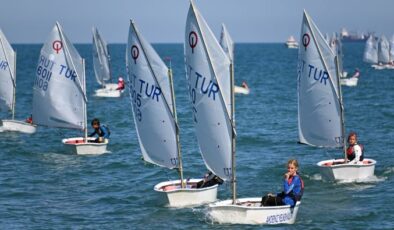 Akdeniz’in masmavi sularında, denizin beyaz kelebekleri yelkenciler yarıştı