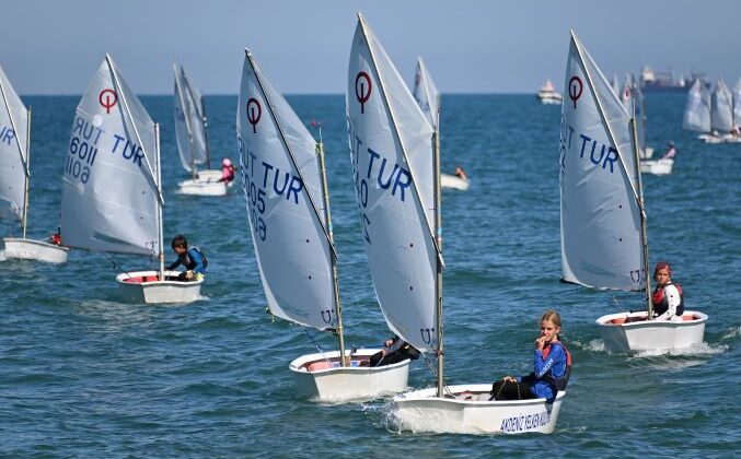 Akdeniz’in masmavi sularında, denizin beyaz kelebekleri yelkenciler yarıştı